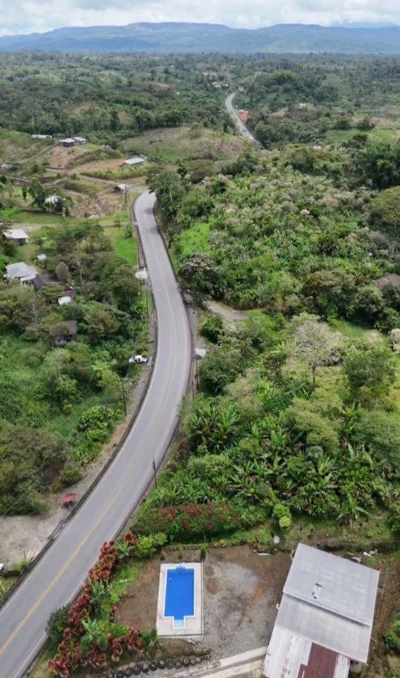 ¡Gran oportunidad de inversión en la Amazonía!   Ubicación privilegiada: Vía Puyo – Tena, km 17, parroquia Fátima  Finca de 26 hectáreas